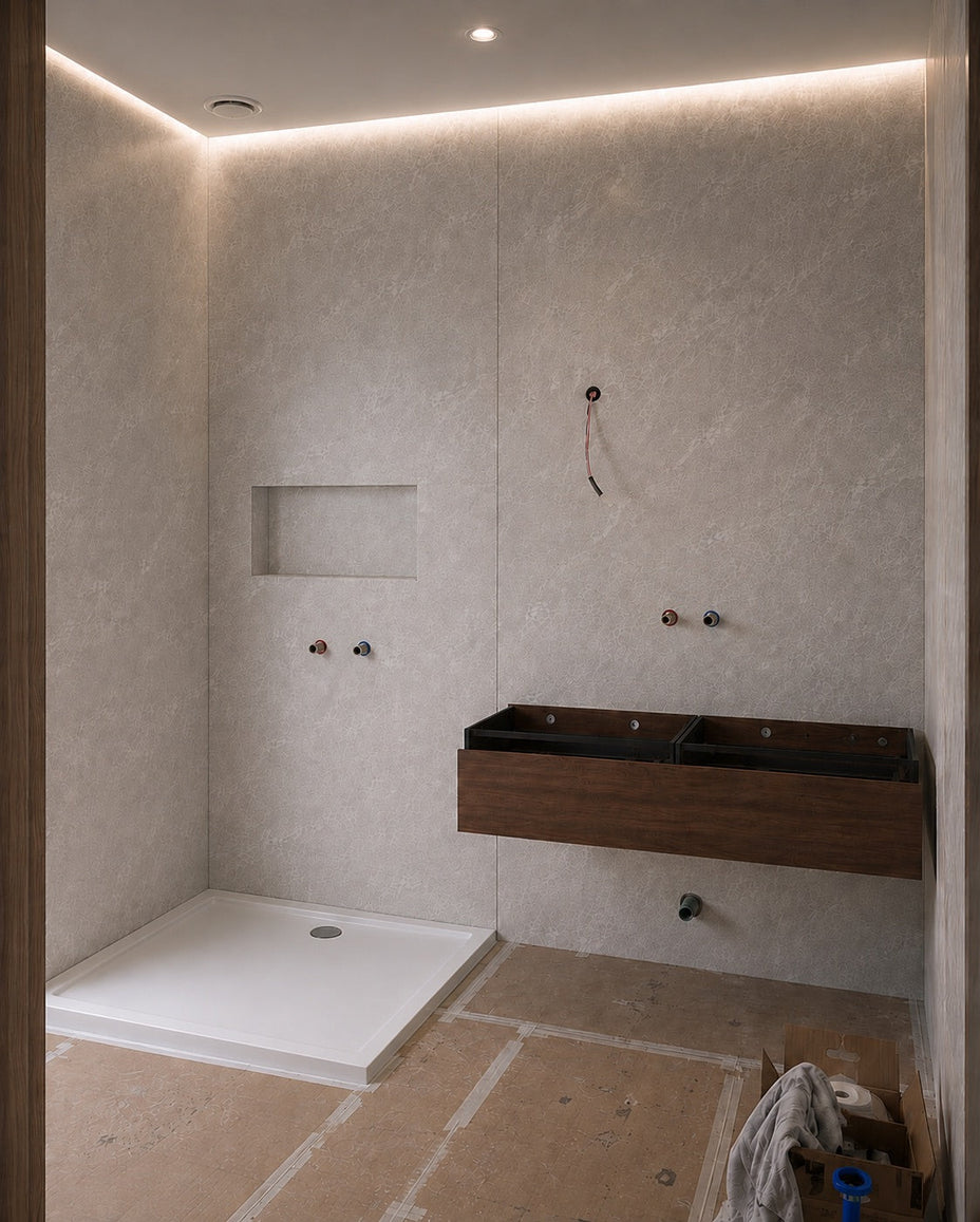 Badkamer met Arctic Pearl-wandpanelen tijdens de renovatie, met douchebak en zwevend badmeubel