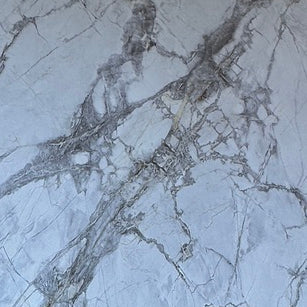 Próbka panelu Invisible Grey Marble 20×20 cm – zdjęcie prawdziwej płyty