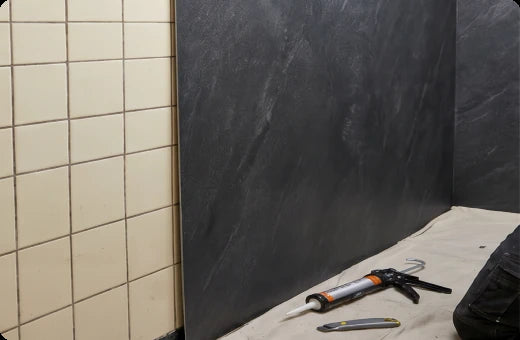 Schritt 4 der Montage - Platte anlegen und andrücken