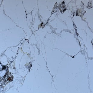 Próbka panelu Statuario Premium 20×20 cm – zdjęcie prawdziwej płyty