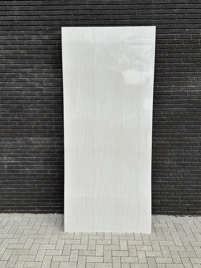 Panel ścienny PVC Travertine Crema ustawiony przy czarnej ceglanej ścianie