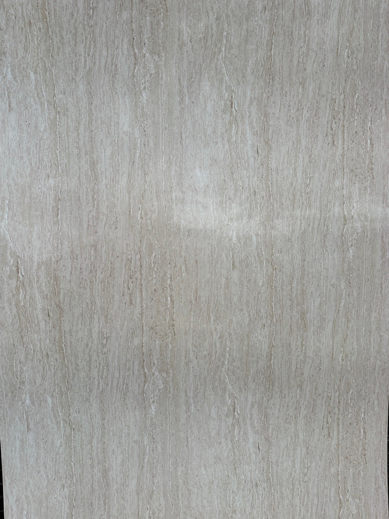 Close-up van kleur en structuur van paneel Travertine Beige