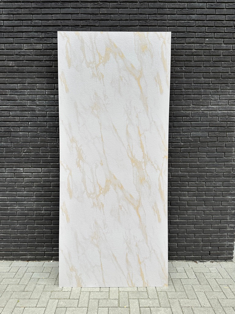 PVC-wandpaneel Golden Rain tegen een zwarte bakstenen muur