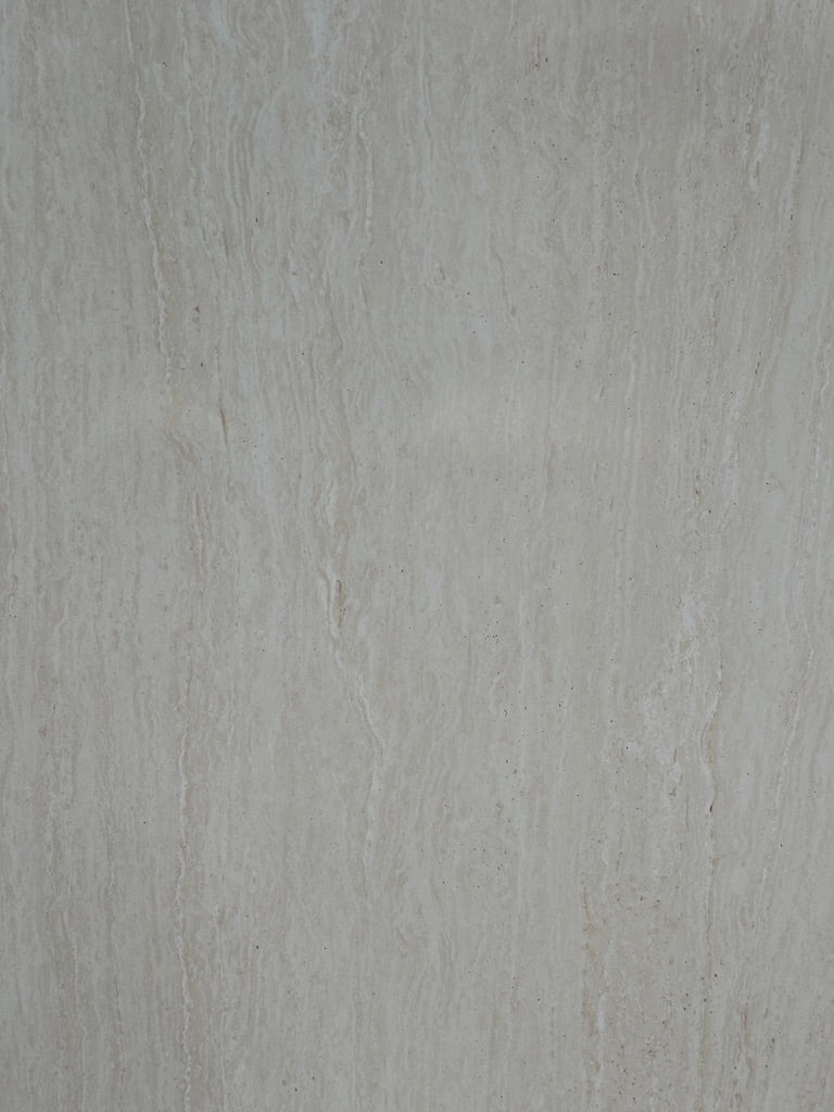 Zbliżenie koloru i struktury panelu Travertine Crema
