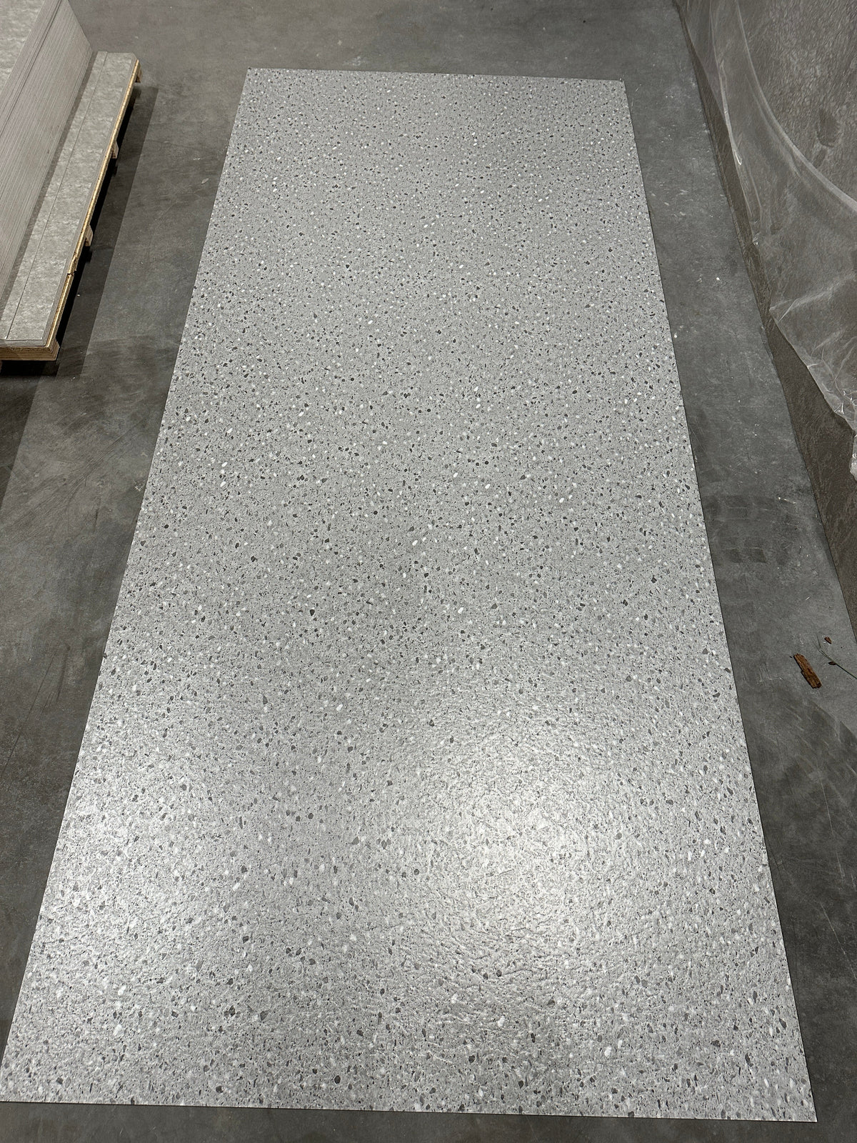 Panel ścienny PVC Steel Canyon ułożony na podłodze przed montażem