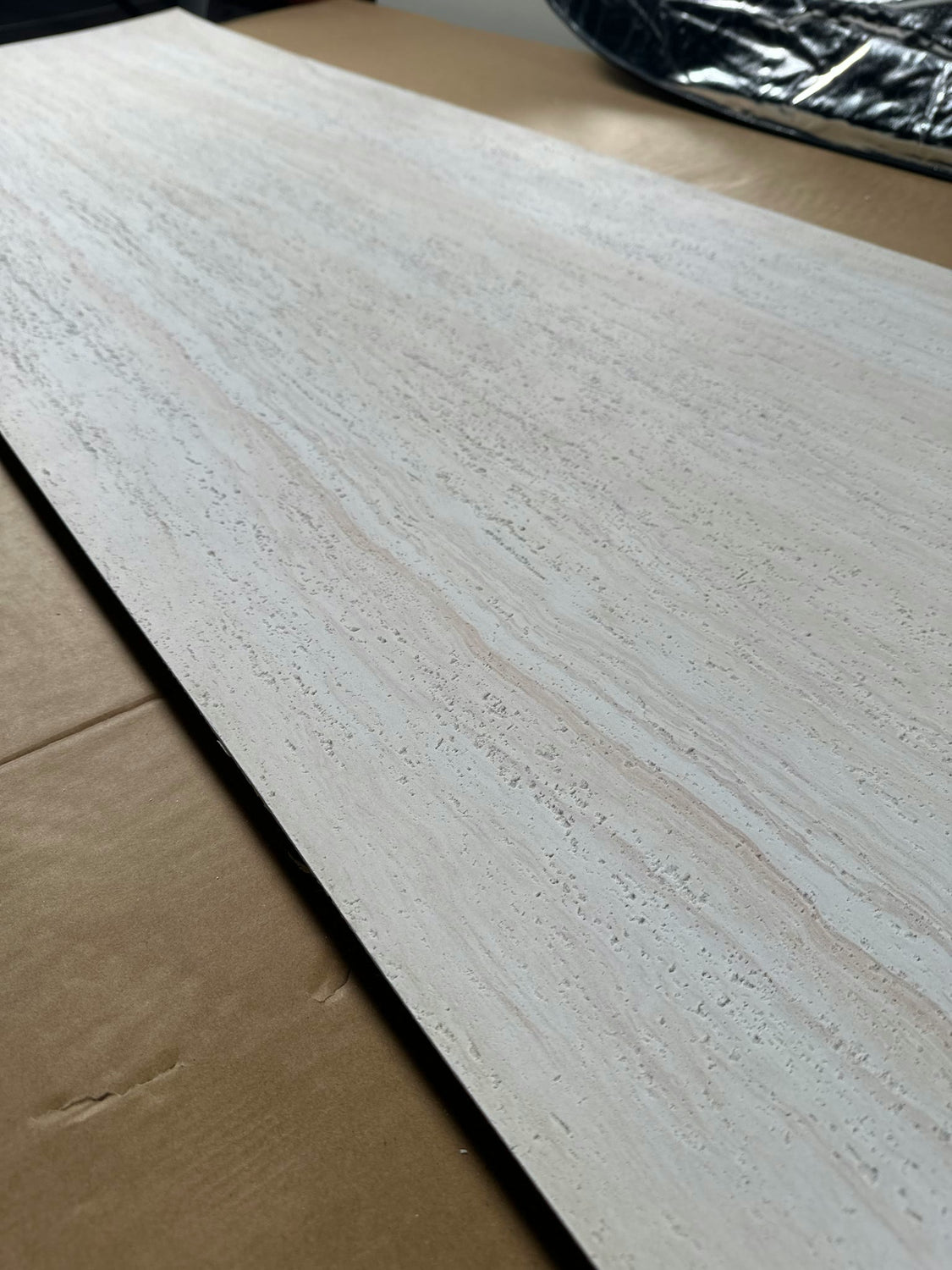 Elastone Travertine TF1, textuur vanuit een hoek