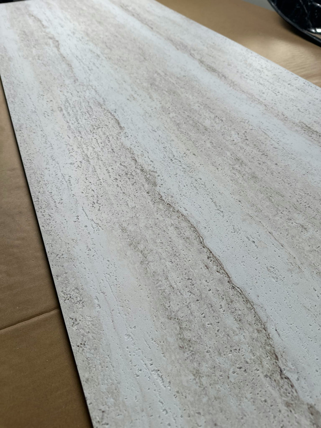 Elastone Travertine TF2, textuur vanuit een hoek
