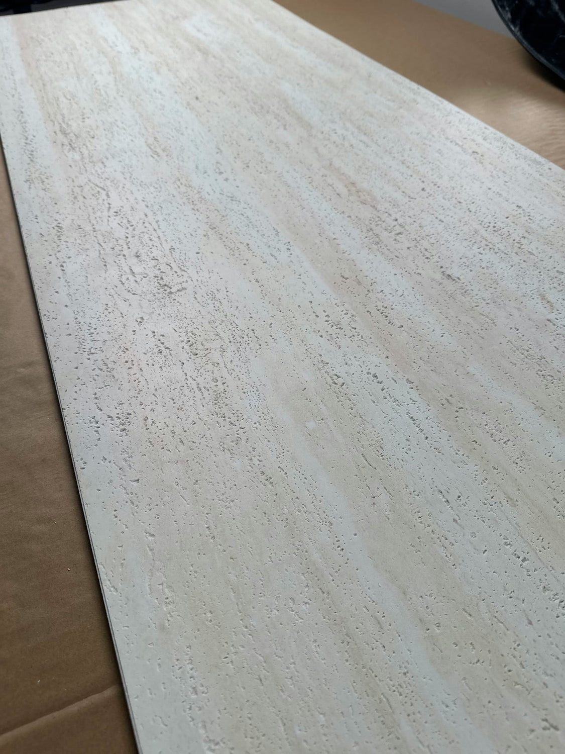 Elastone Travertine TF3, ujęcie faktury pod kątem