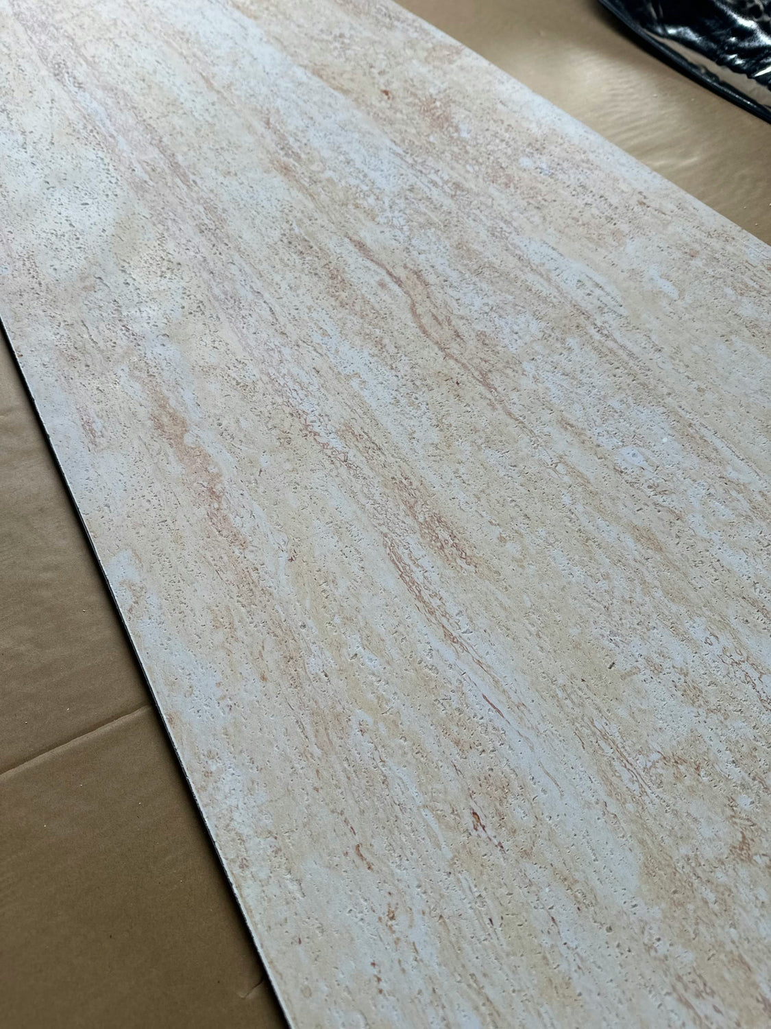 Elastone Travertine TF4, ujęcie faktury pod kątem