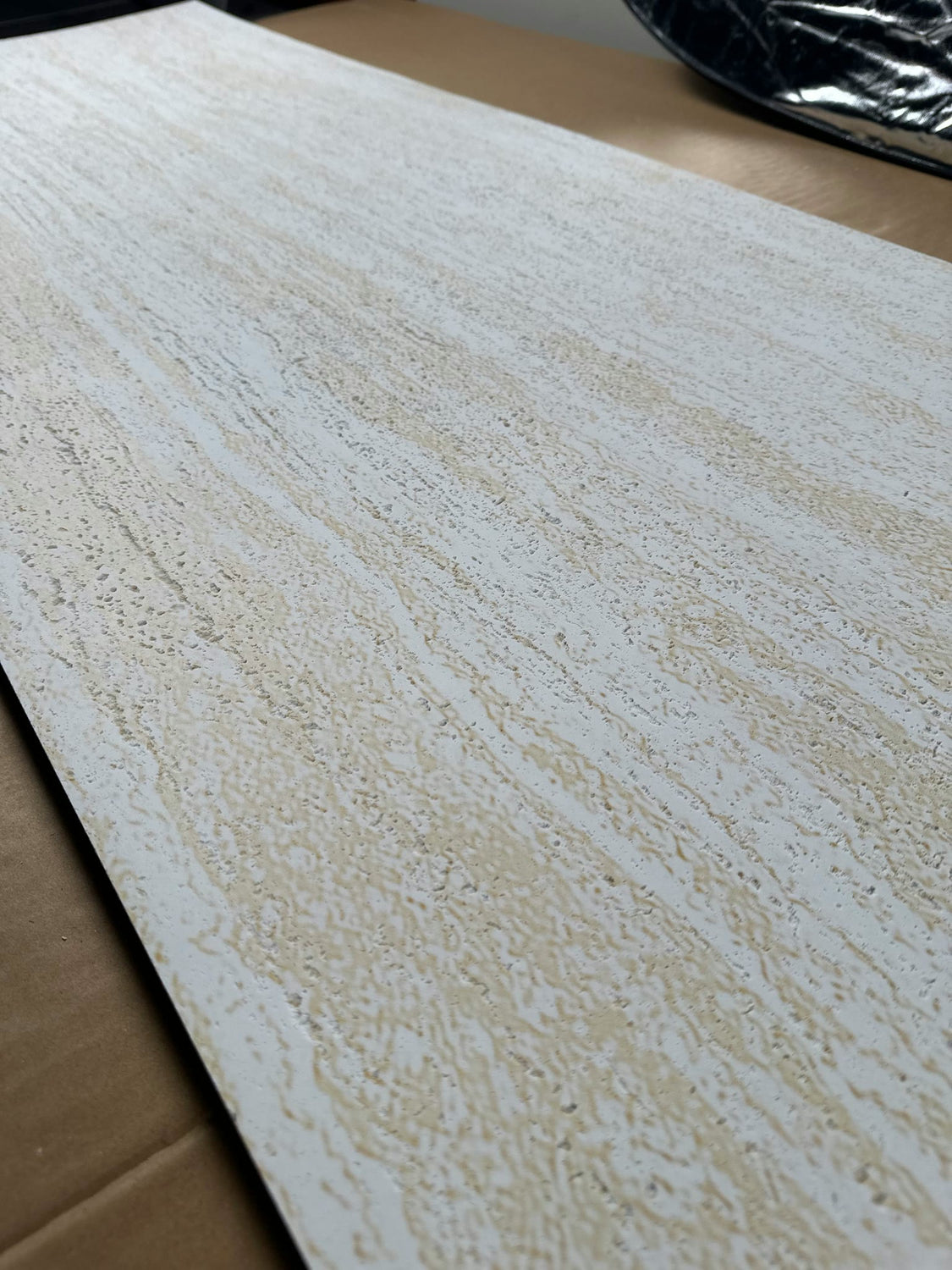 Elastone Travertine TF5, ujęcie faktury pod kątem