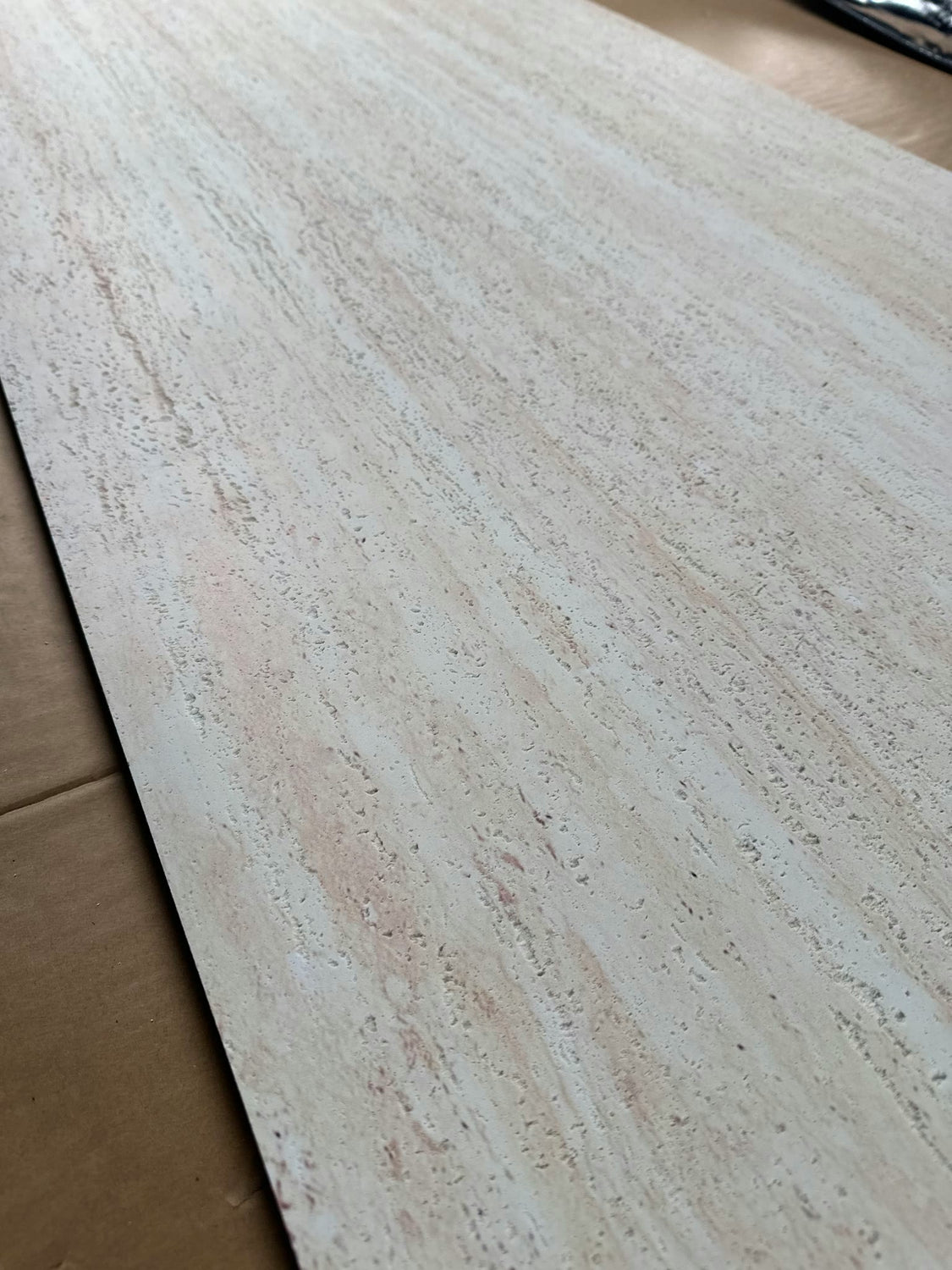 Elastone Travertine TF6, ujęcie faktury pod kątem