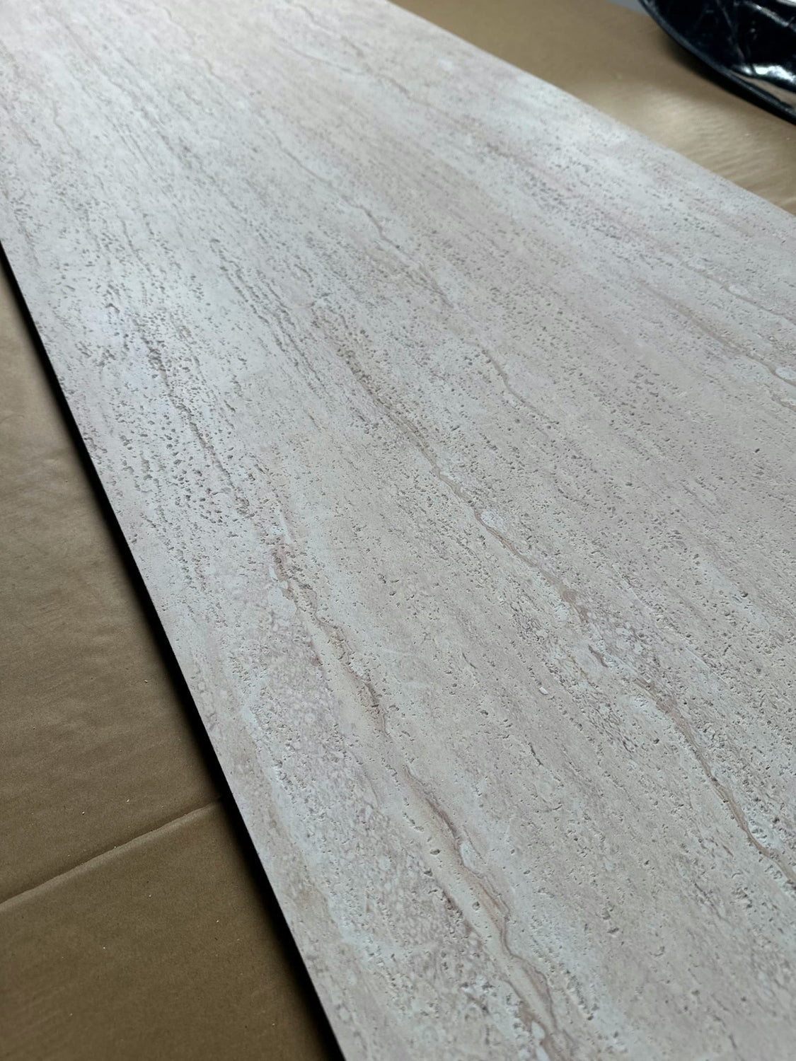 Elastone Travertine TF7, ujęcie faktury pod kątem