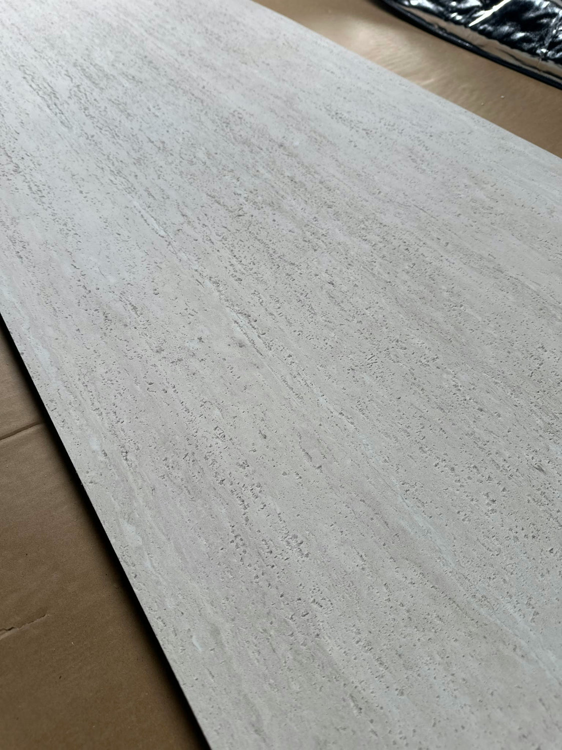 Elastone Travertine TF8, ujęcie faktury pod kątem